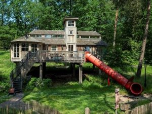 Bijzondere vakantiehuisjes Boomhut met glijbaan