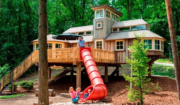 Boomhut met glijbaan