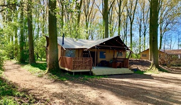 Luxe safaritent met hottub.