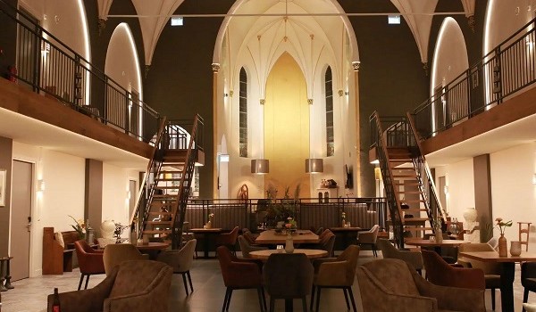 Eetzaal in kerkhotel