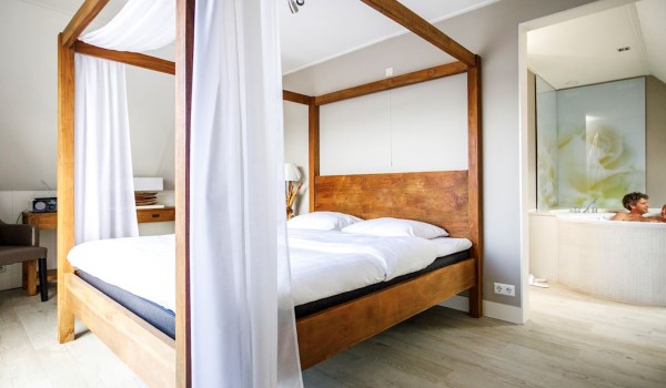 Romantisch vakantiehuisje met hemelbed op Hof van Saksen