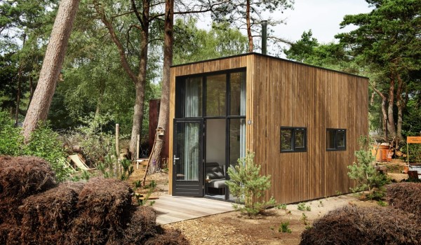 Tiny house met doorzichtig dakraam