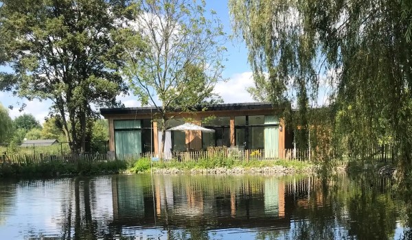 Vakantiehuisje aan viswater in België