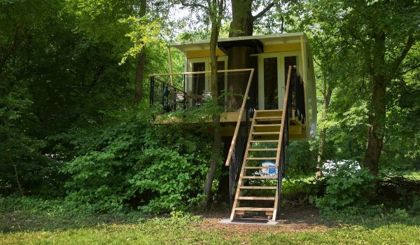 Boomhut overnachting op een camping