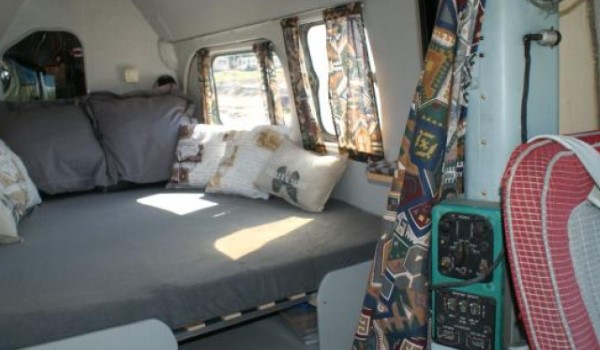 Binnenkant van helikopter op camping waar je kunt overnachten